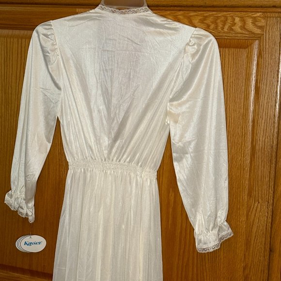 Qayonara II by Kayser Elegant White Floor Length LS Robe - Picture 4 of 16
